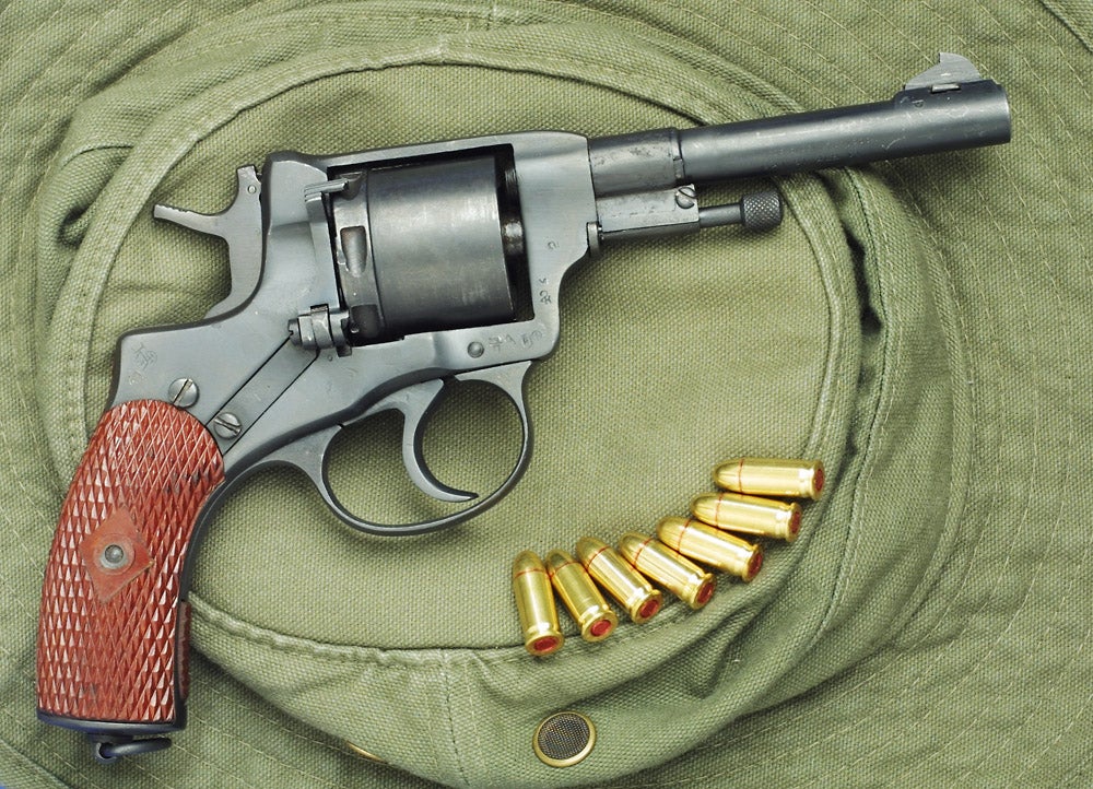 Под пистолетный патрон. Наган m1895. Револьвер Наган 1895. Револьвер калибра 7.62. Револьвер Наган 1895 Калибр.