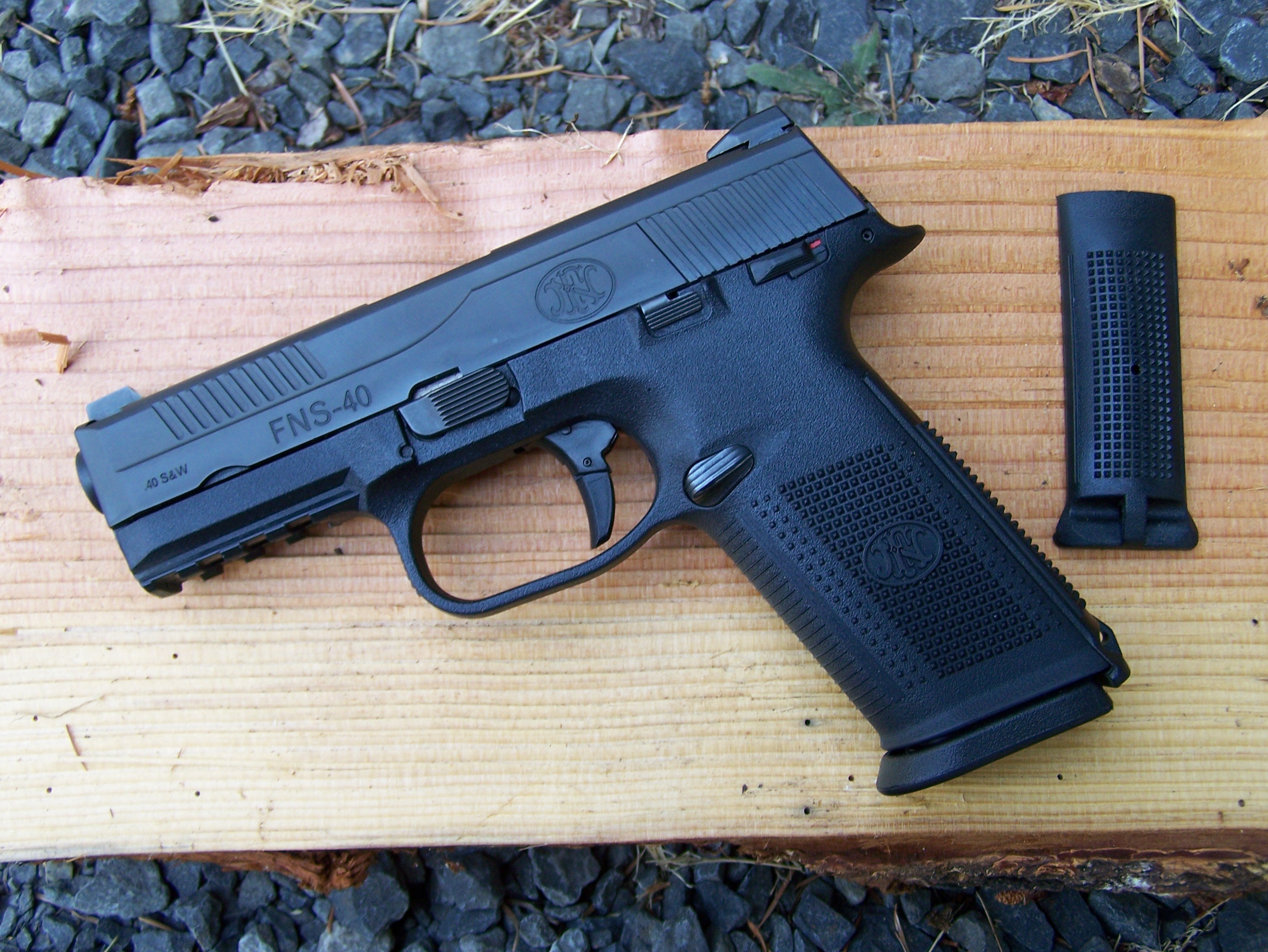 Review: FN FNS Semi-Automatic Pistol in 40 S&W Review: FN FNS Semi-Automatic Pistol in 40 S&W