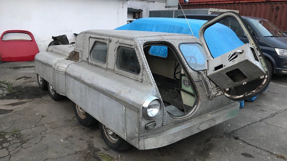 4 Photos of a Russian Amphibious 8-Wheel-Drive 4 Photos of a Russian Amphibious 8-Wheel-Drive