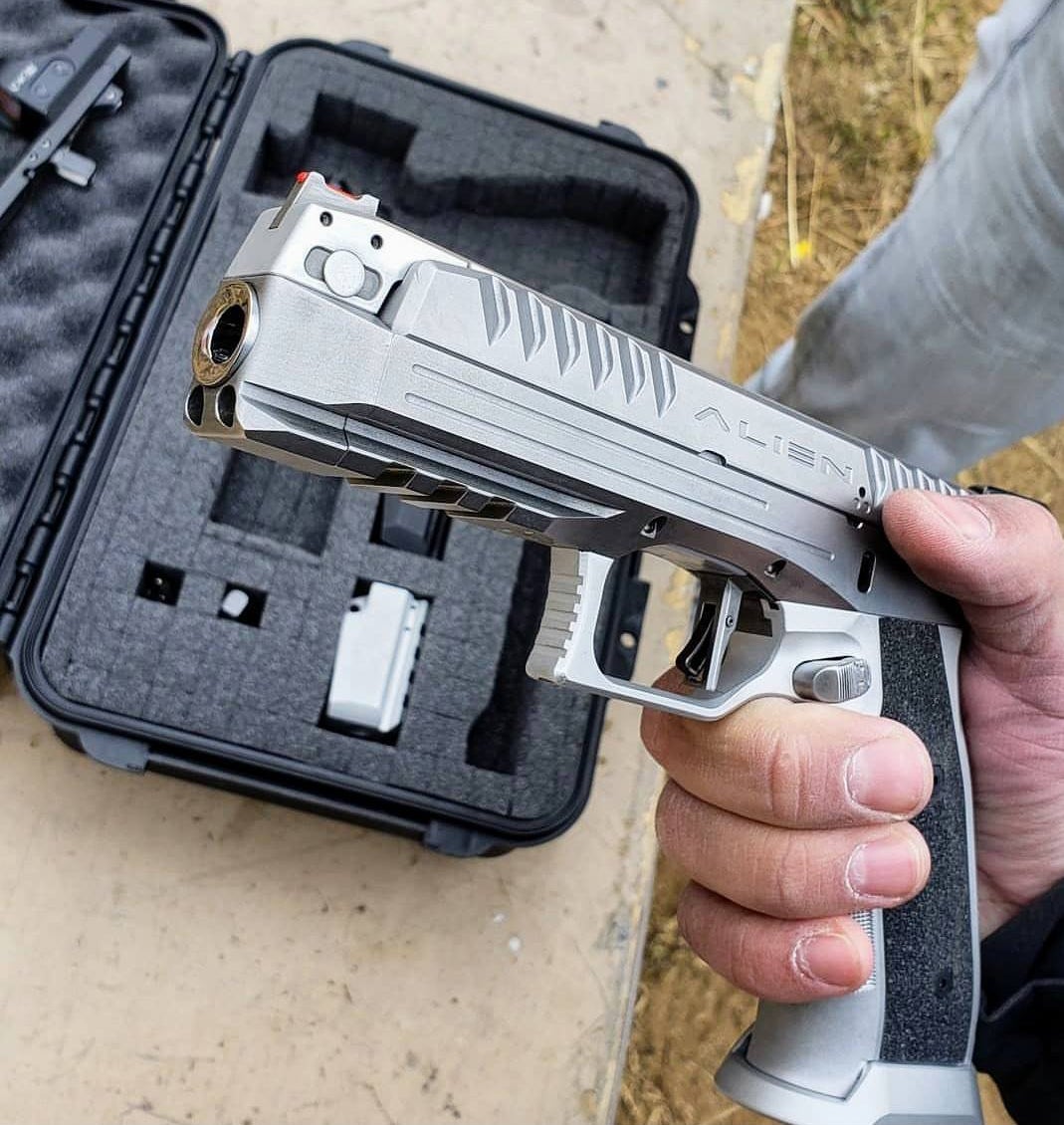 Laugo Arms’ Alien Pistol is Completely Different Laugo Arms’ Alien Pistol is Completely Different
