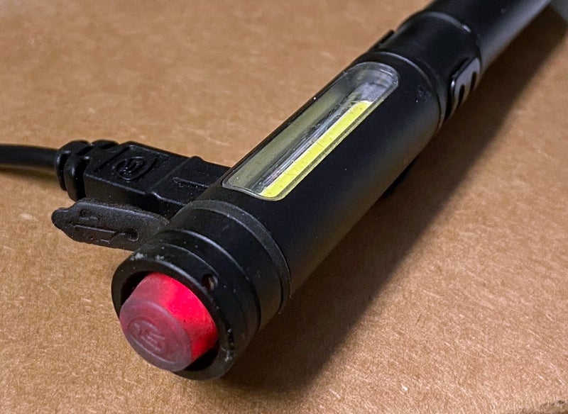 Streamlight Stylus Pro COB switch glows red while charging. When full, it turns green. (Photo © Russ Chastain)