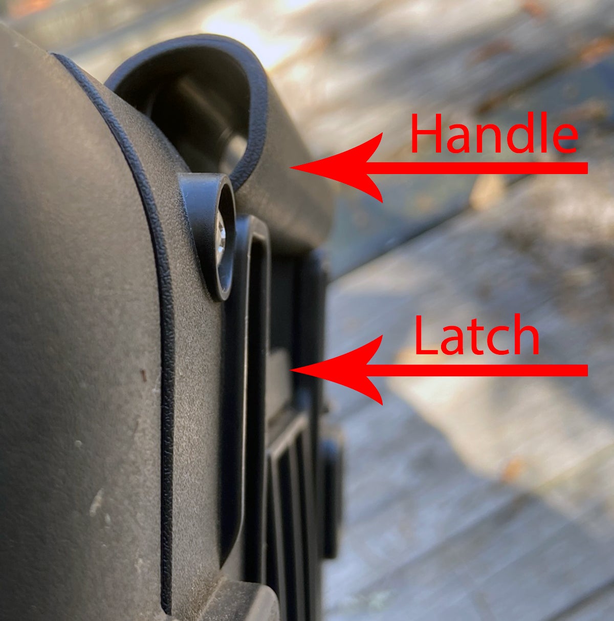 Handle latch is not likely to snag on anything (Photo © Russ Chastain)