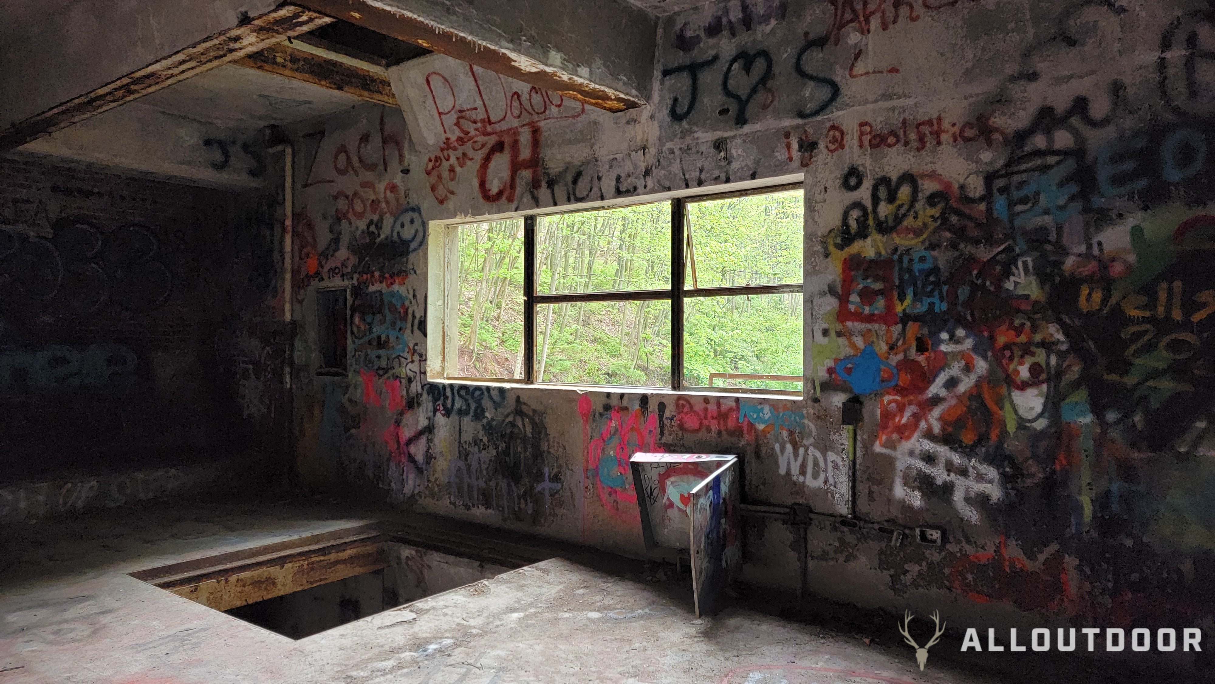 AO Review: Exploring the Apocalyptic Abandoned Pennsylvania Turnpike