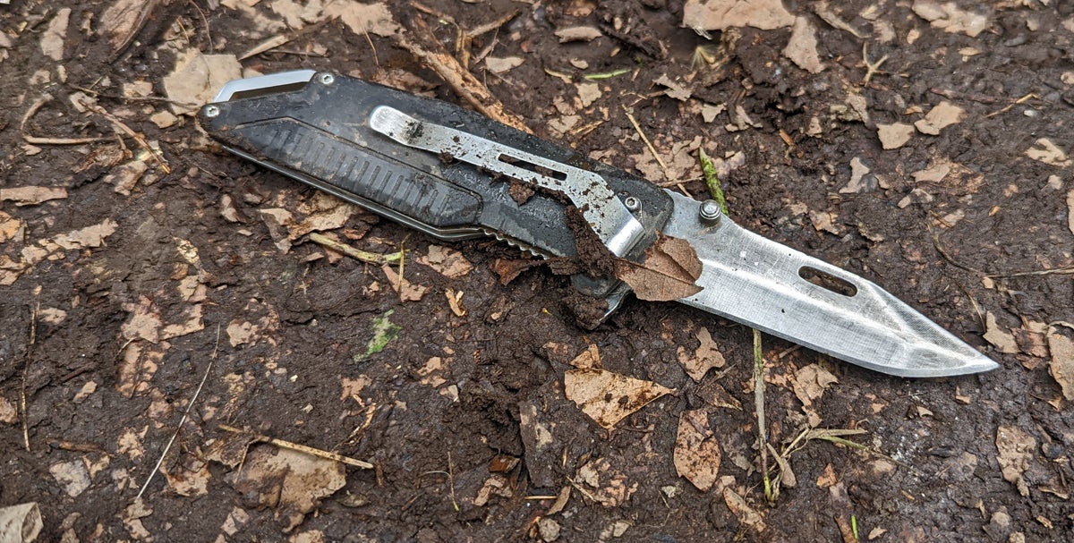 hiking stabbing what to do