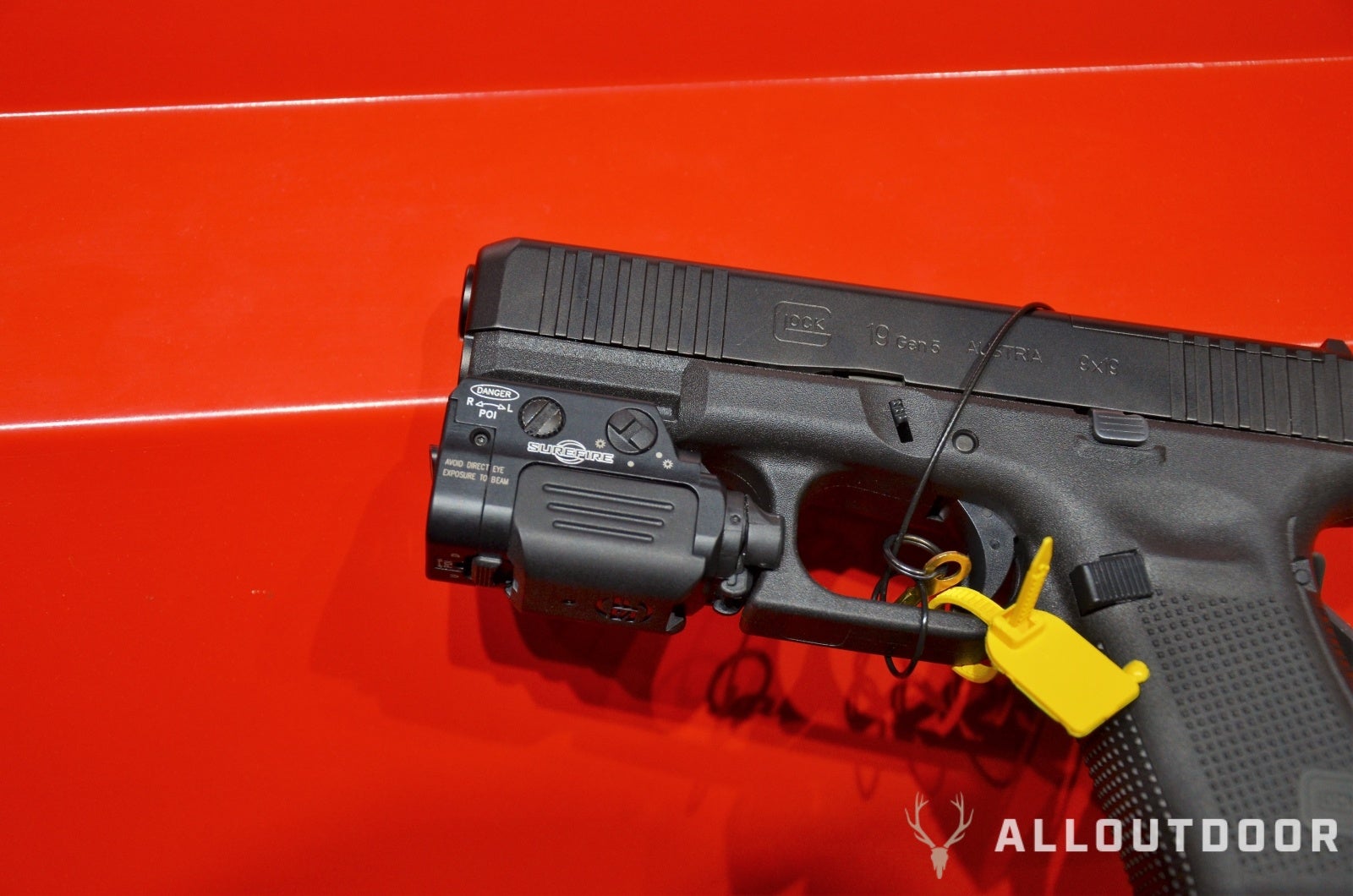 [SHOT 2023] SureFire's NEW XR2 Ultra-Compact Pistol Light
