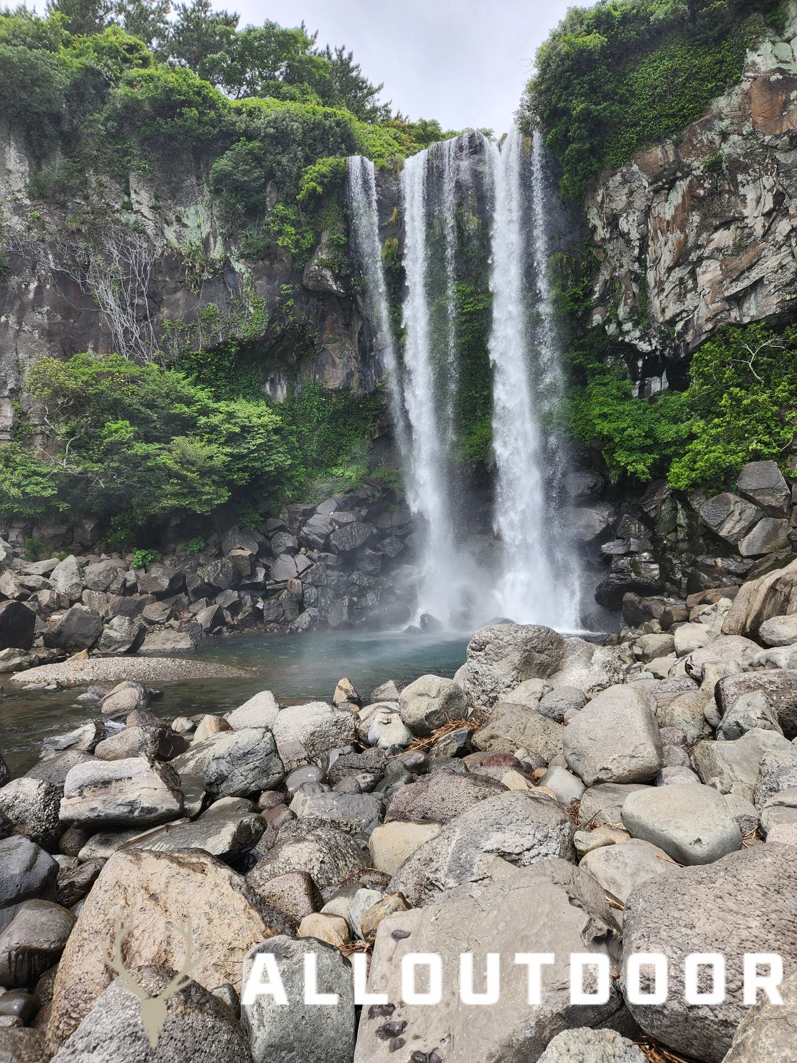 A Day in South Korea – Waterfalls & Haenyeo on Jeju Island