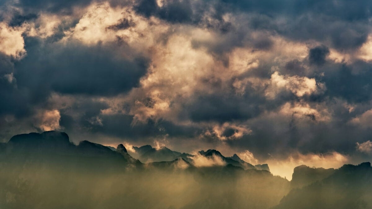 Surviving an Extreme Weather Event in the Wild: What You Need to Know Surviving an Extreme Weather Event in the Wild: What You Need to Know